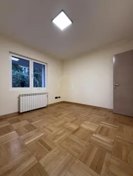 Prazna soba sa parketom na podu i prozorom. - image 11