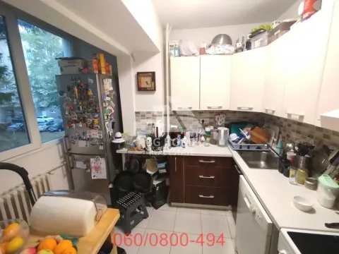 Manja kuhinja sa belim i smeđim elementima i frižiderom. - image 6