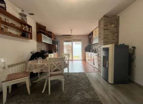 Otvoreni prostor koji sadrži kuhinju i trpezariju sa pećom na pelet. - image 5