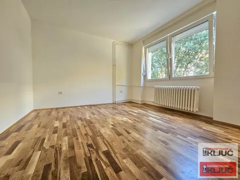 Prazna soba sa parketom i belim zidovima. - image 7