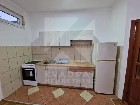 Manja kuhinja sa elementima, šporetom i frižiderom. - image 5