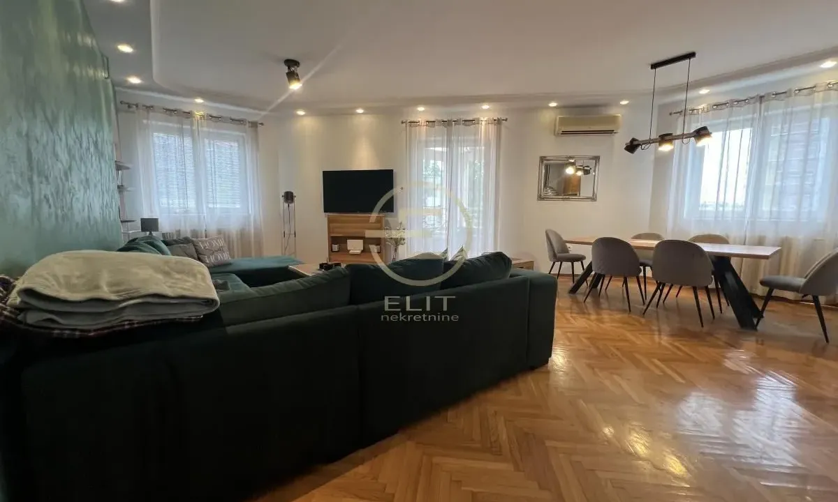 Izdavanje, četvorosoban stan, 130m², Centar, Novi Sad