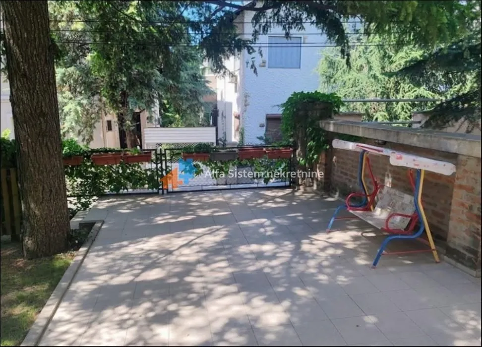 Izdavanje, četvorosoban stan, 125m², Savski Venac, Beograd
