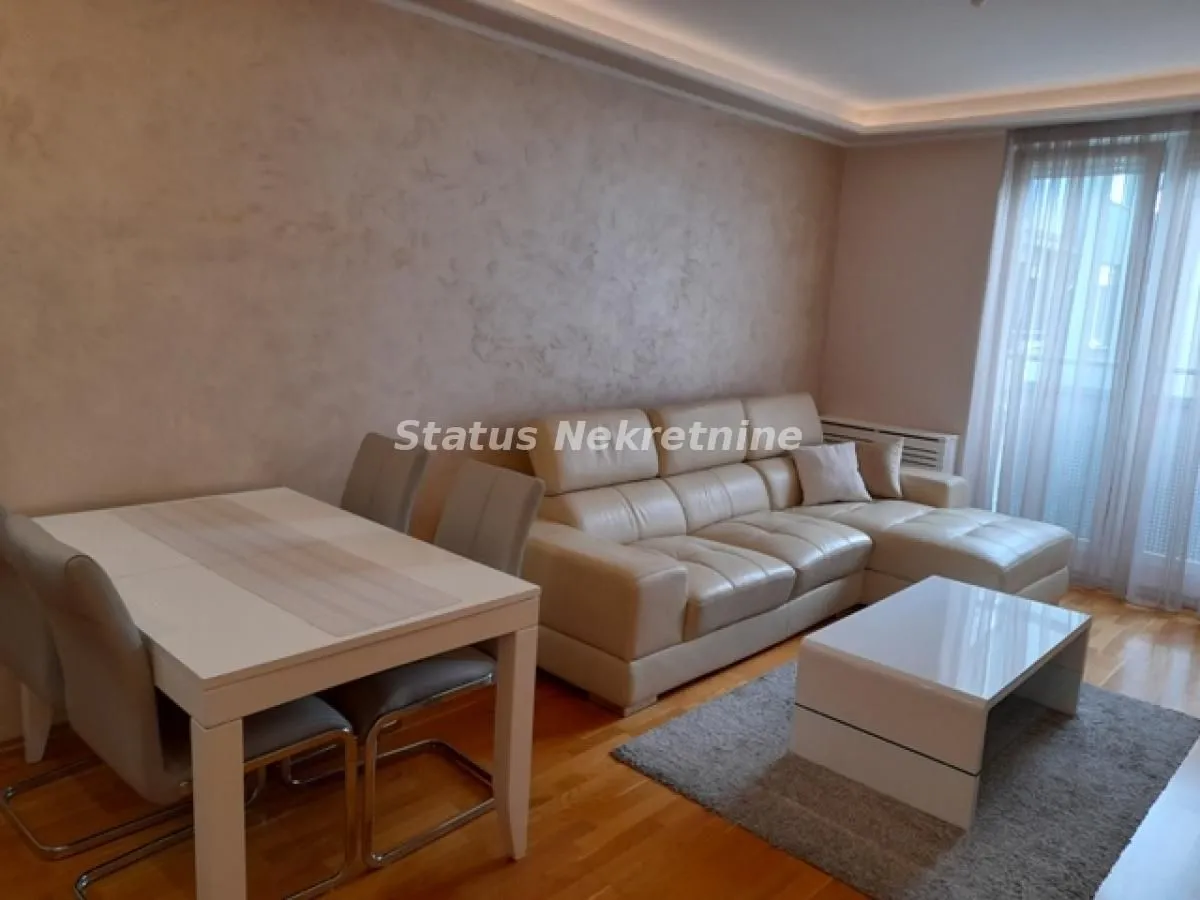 Izdavanje, trosoban stan, 60m², Centar, Novi Sad