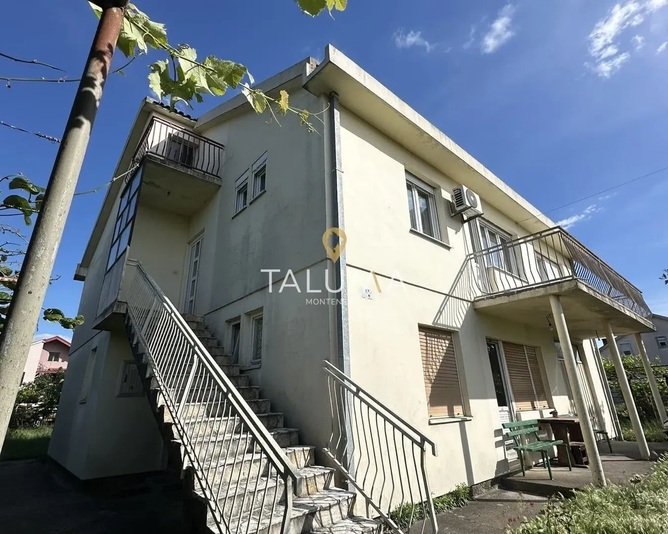 Sale, house, 318m², Zlatica, Podgorica