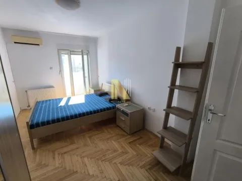 Spavaća soba sa bračnim krevetom, noćnim stočićima i izlazom na terasu. - image 7