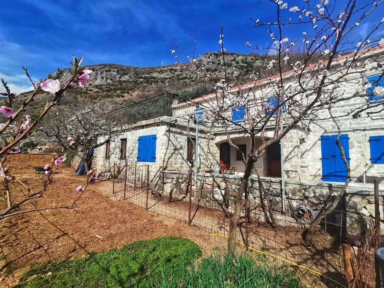 Izdavanje, kuća, 120m², Pržno, Budva