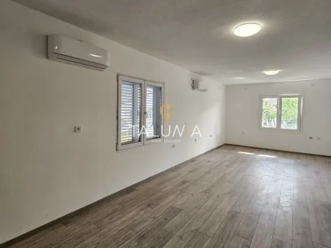 Izdavanje, kuća, 210m², Masline, Podgorica - image 15