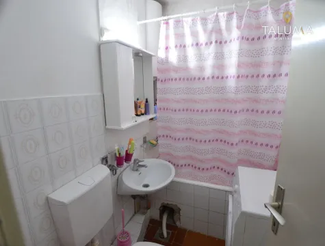 Manje kupatilo sa umivaonikom, WC šoljom, kadom sa zavesom i ormarićem sa ogledalom. - image 8