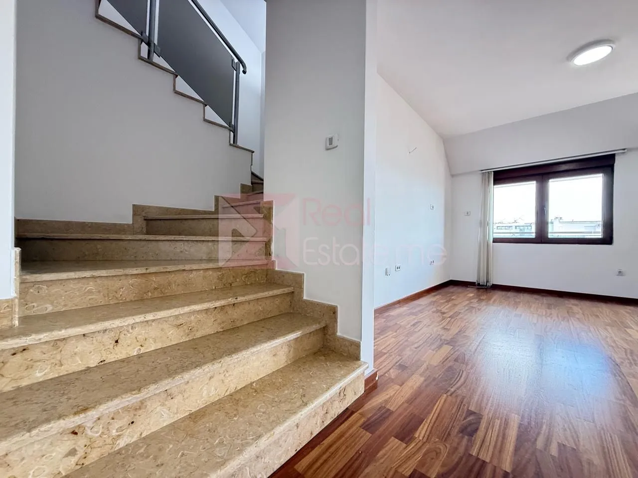 Prodaja, četvorosoban stan, 220m², Preko Morače, Podgorica