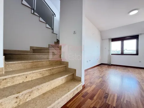 Prodaja, četvorosoban stan, 220m², Preko Morače, Podgorica - image 13