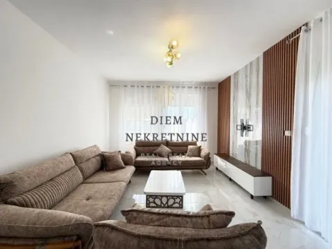 Izdavanje, dvosoban stan, 76m², Central Point, Podgorica