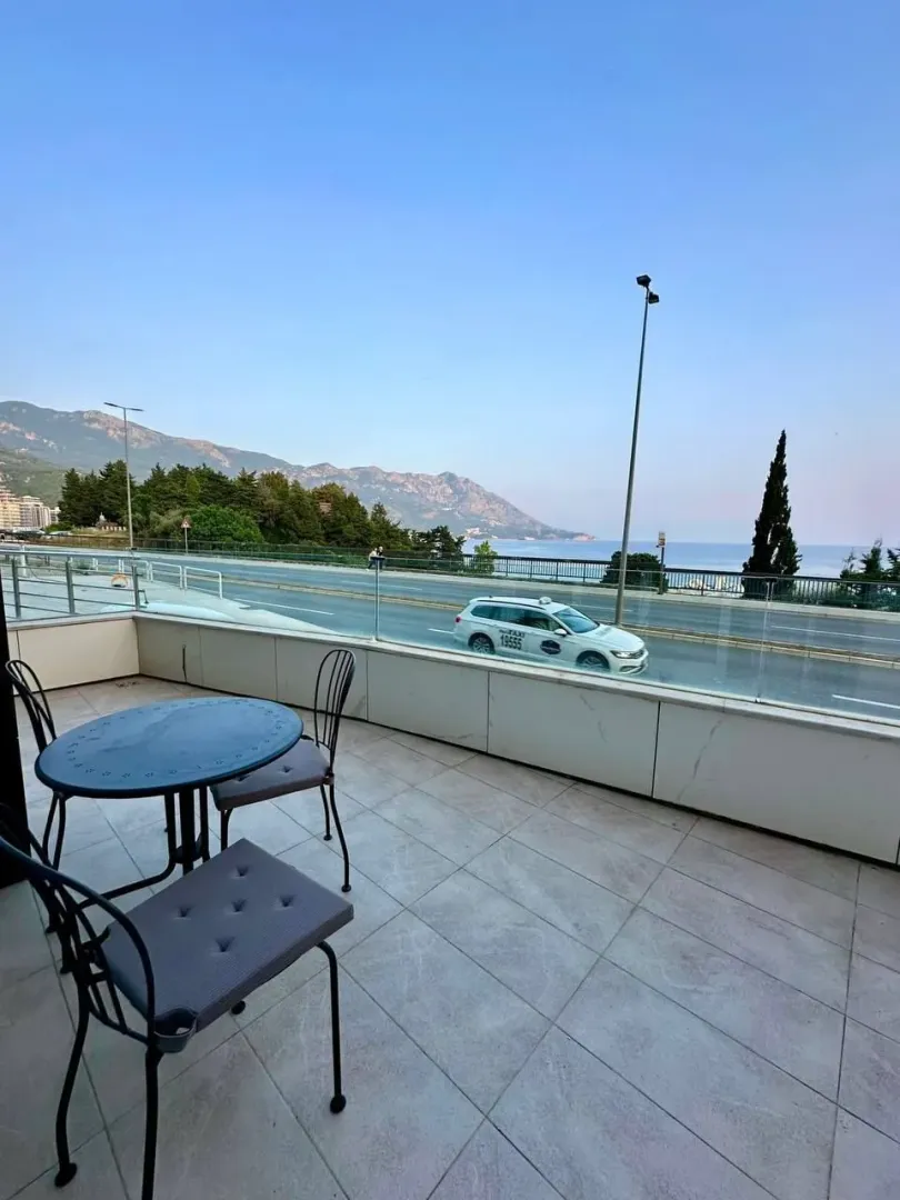 Terrace with seating furniture and a view of the sea and surroundings.