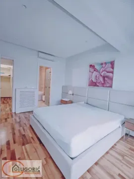 Spacious bedroom with a large double bed and an en-suite bathroom. - image 9
