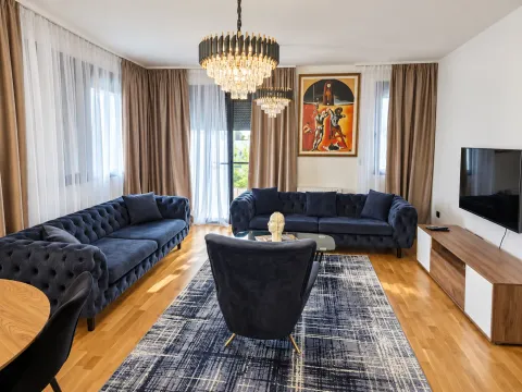 Moderna i svijetla dnevna soba sa garniturom i TV-om. - image 2