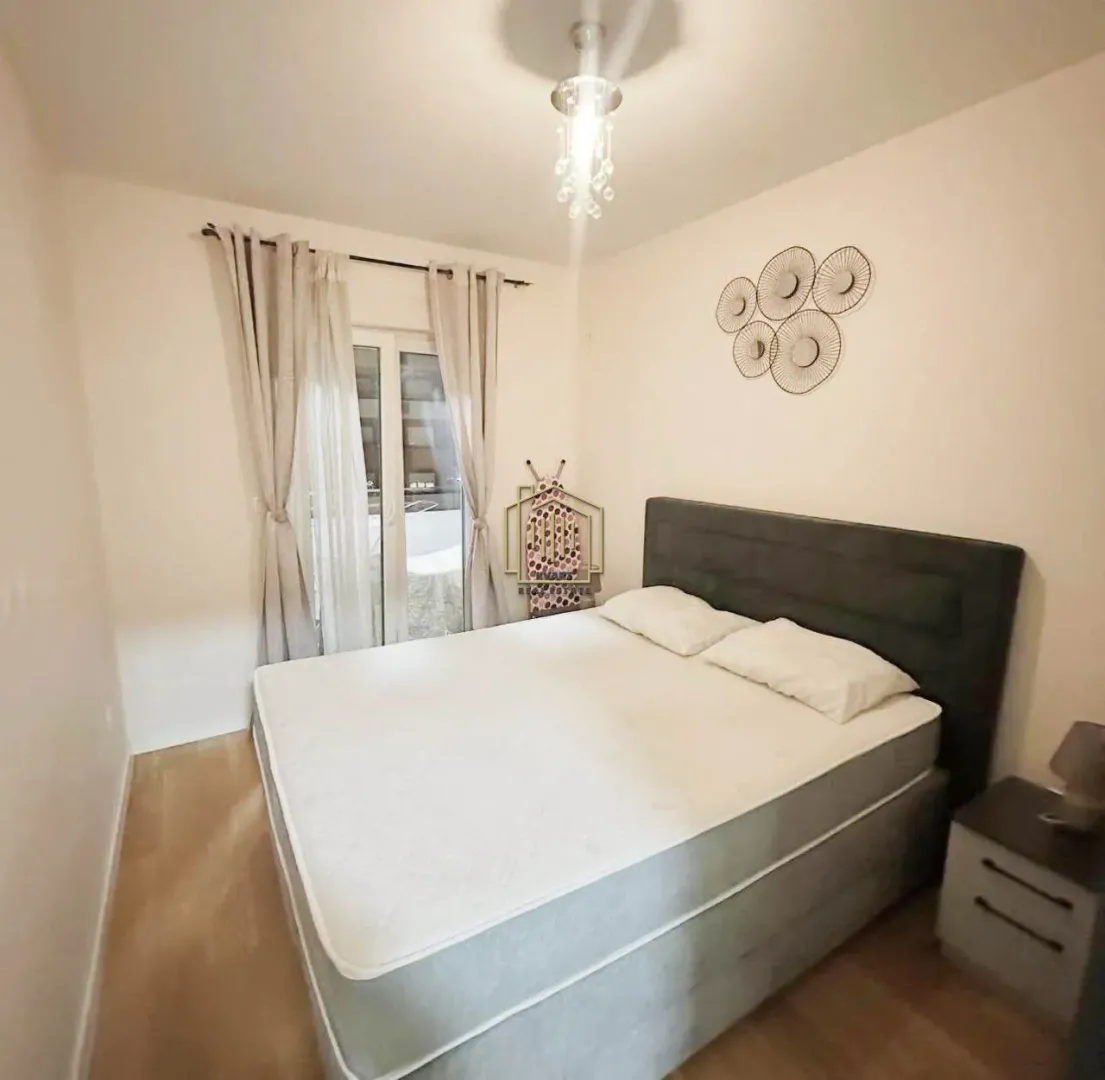 Furnished bedroom with a double bed and access to the terrace.