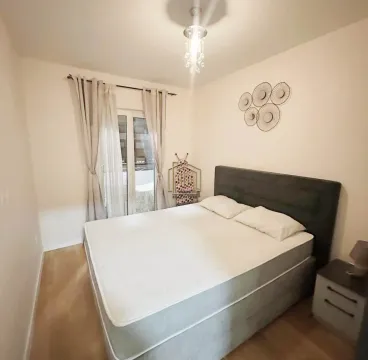 Furnished bedroom with a double bed and access to the terrace. - image 7