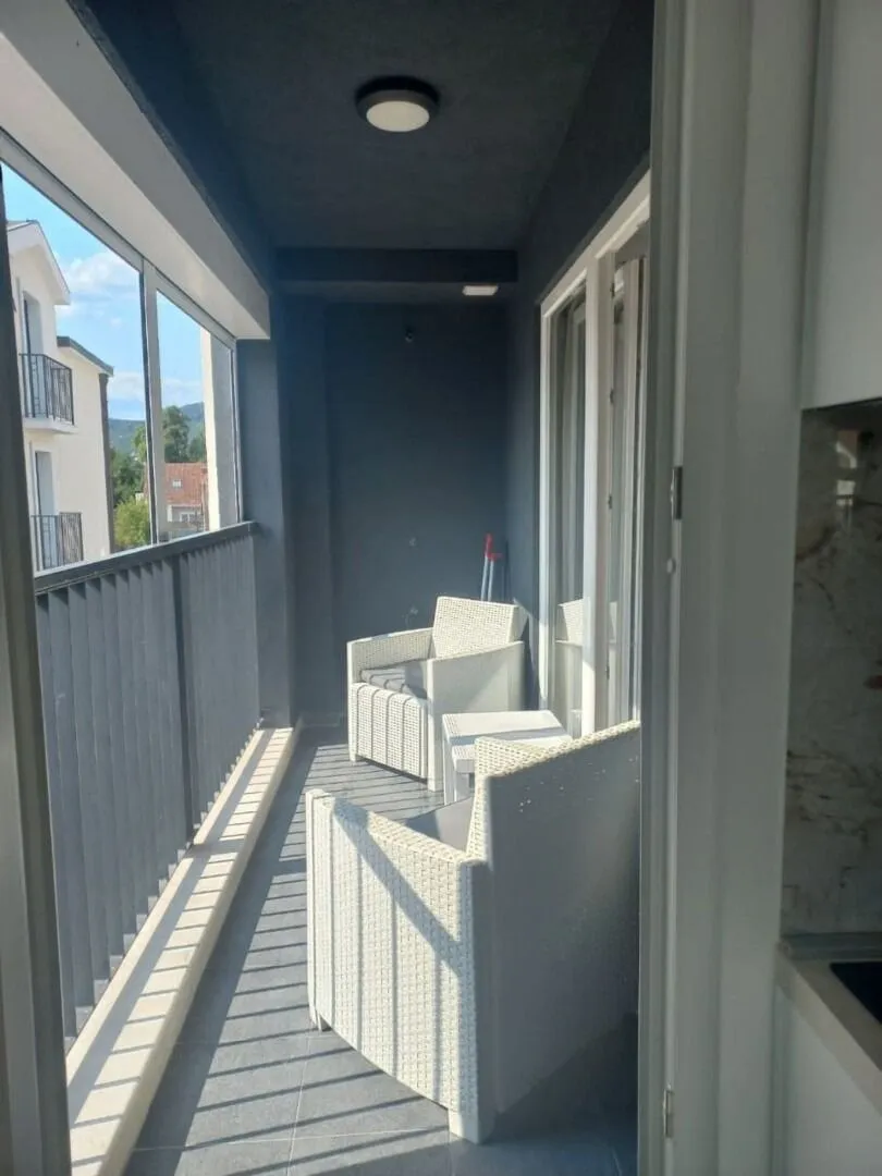 Izdavanje, dvosoban stan, 90m², Kalimanj, Tivat
