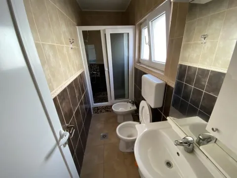 Kupatilo opremljeno umivaonikom, WC šoljom, bideom i tuš kabinom. - image 6