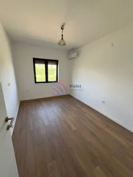 Prazna soba sa drvenim podom, bijelim zidovima i klima uređajem. - image 6