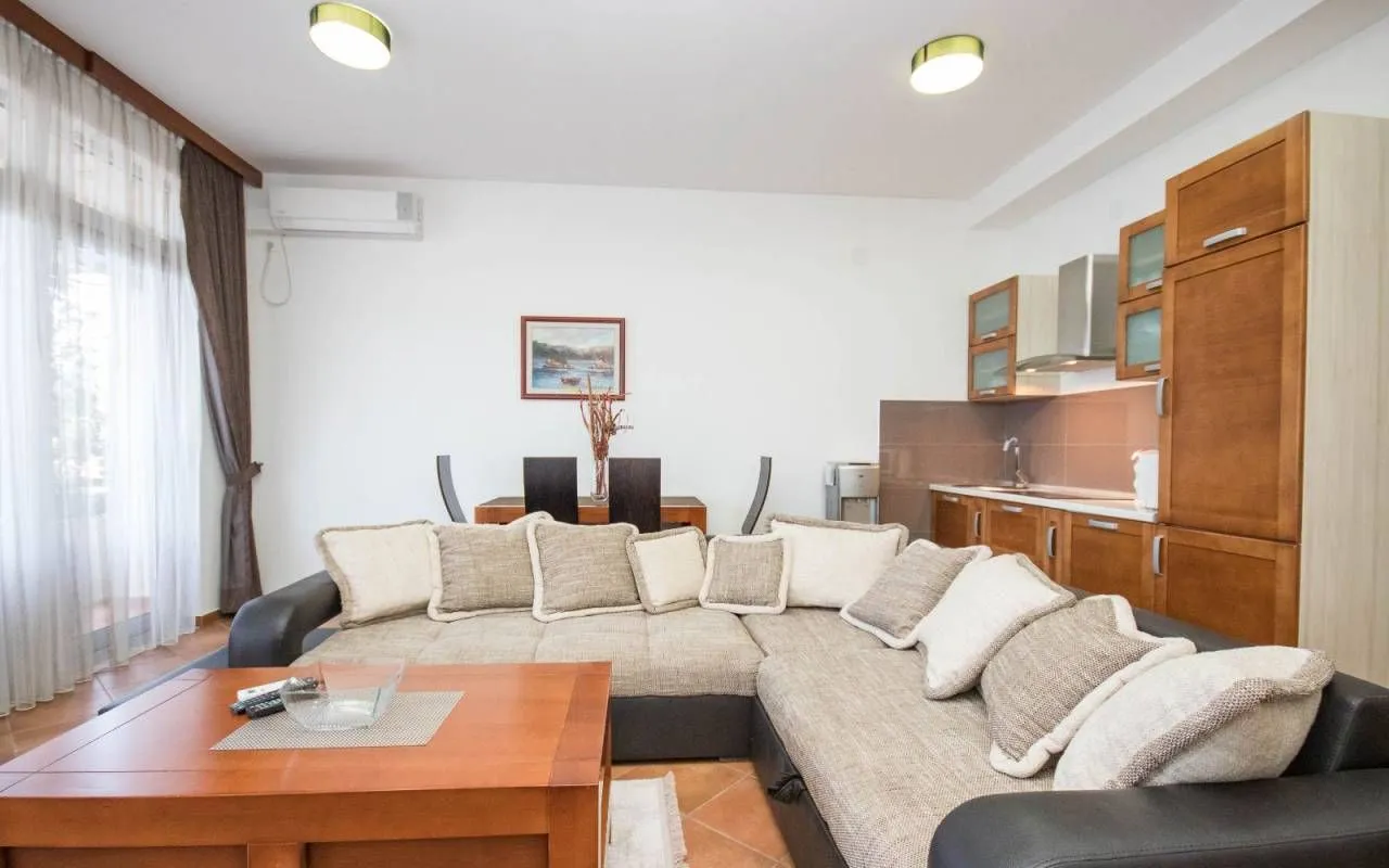 Izdavanje, dvosoban stan, 60m², Dobra Voda, Budva