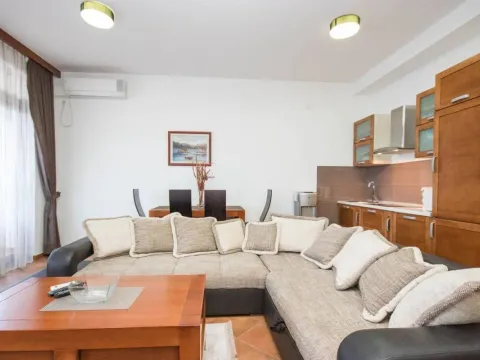 Rent, two bedroom apartment, 60m², Dobra Voda, Budva - image 2
