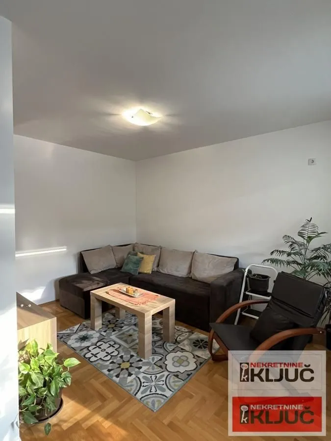 Prodaja, četvorosoban stan, 77m², Bulevar patrijarha Pavla, Novi Sad Sve Podlokacije