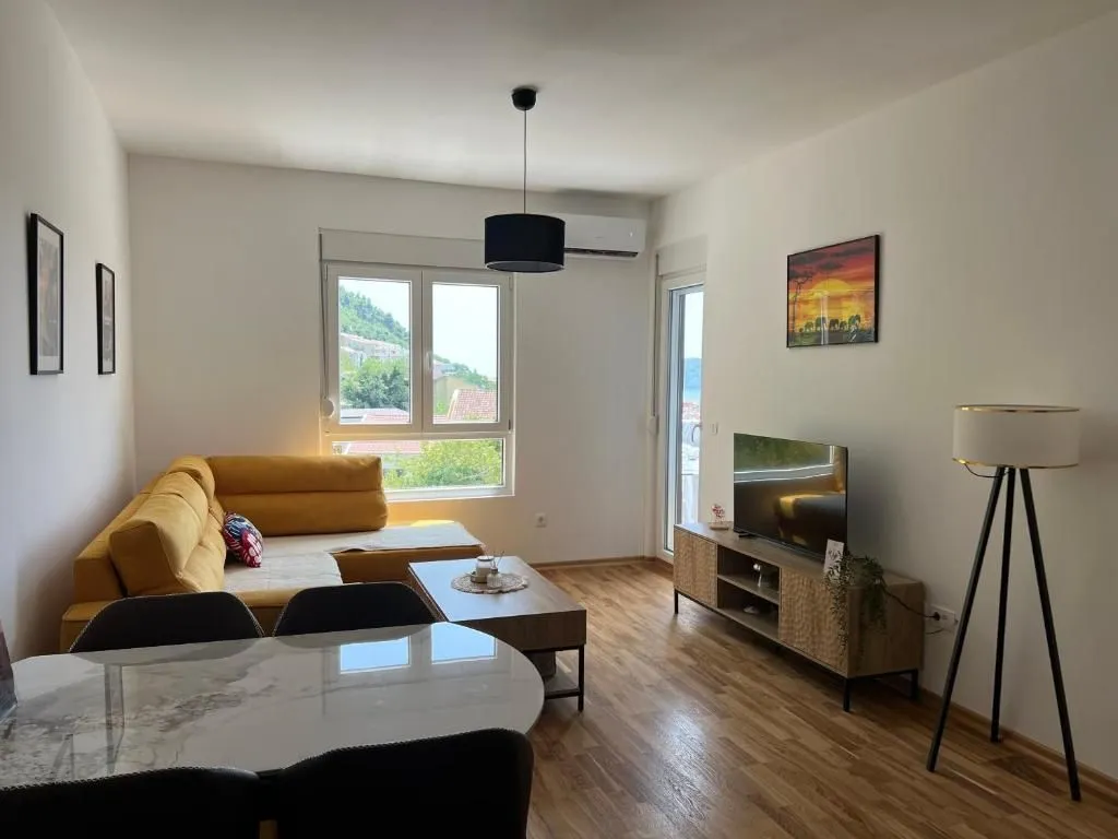 Izdavanje, jednosoban stan, 44m², Budva, Crna Gora