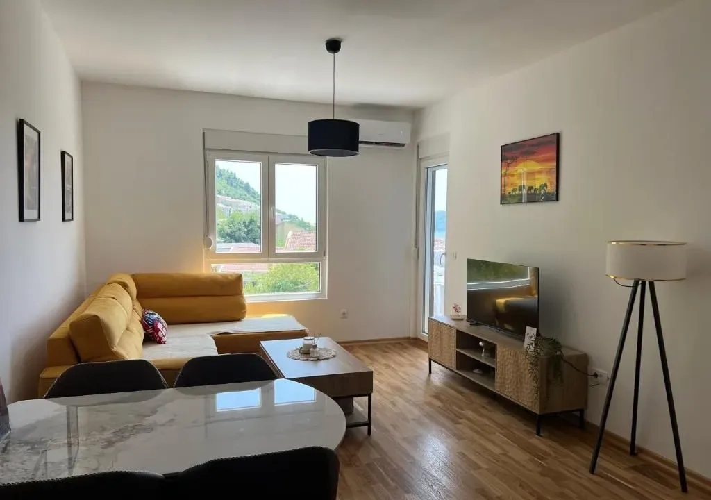 Izdavanje, jednosoban stan, 44m², Budva, Crna Gora