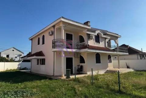 Pogled na spoljašnjost dvospratne kuće sa dvorištem. - image 2