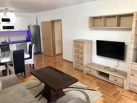Dnevni boravak sa trpezarijom i kuhinjom u otvorenom prostoru. - image 4