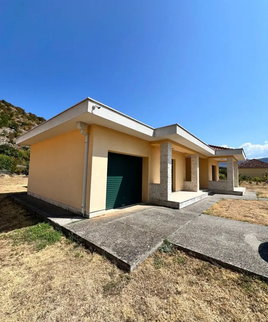 Prodaja, kuća, 200m², Rogami, Podgorica