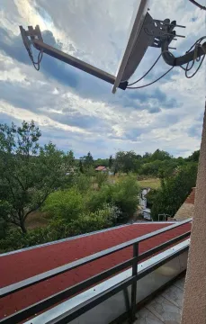 Pogled sa terase na dvorište i okolno zelenilo. - image 2