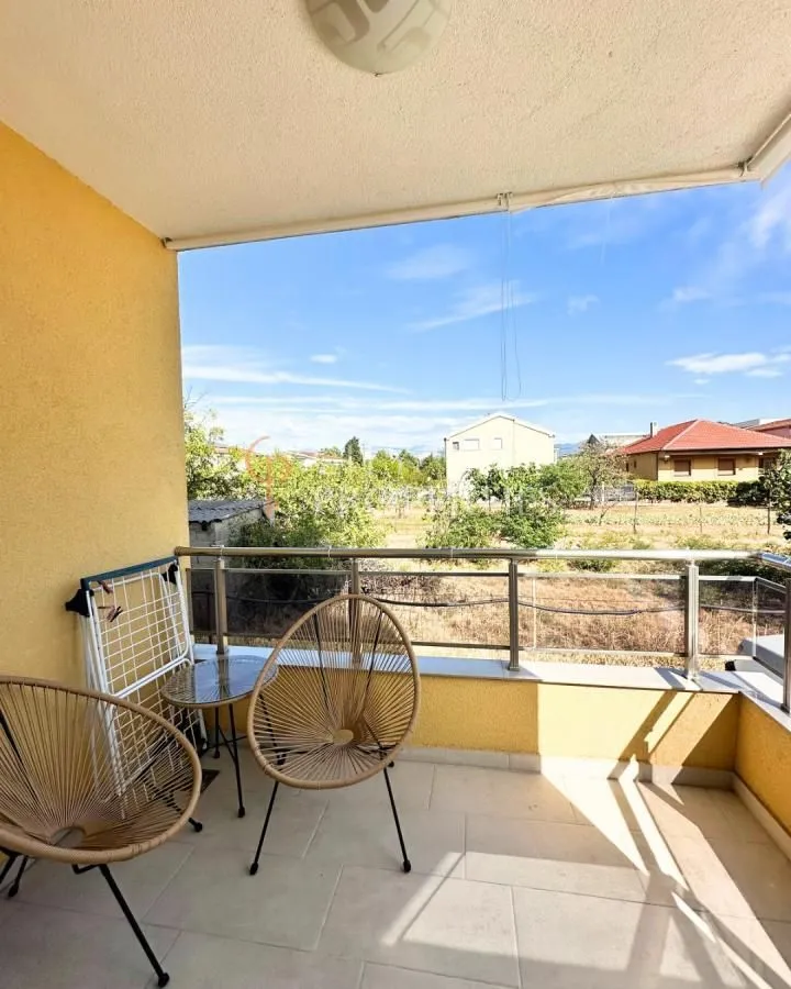 Namješten balkon sa garniturom za sjedenje i pogledom na okolinu.