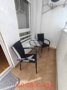 Manji balkon opremljen sa stolom i dve stolice. - image 17