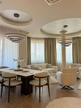 Prostrana dnevna soba sa trpezarijom, modernim lusterima i garniturom za sjedenje. - image 8