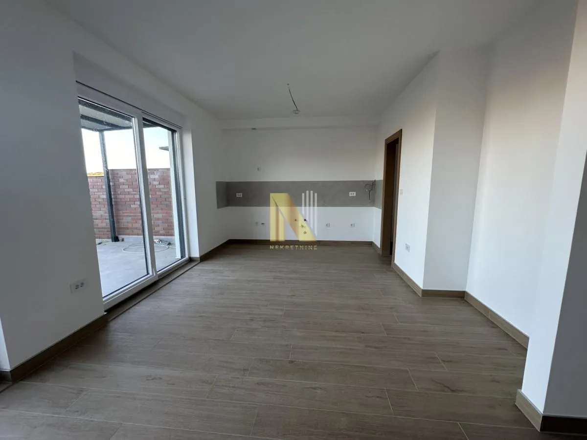 Prodaja, četvorosoban stan, 205m², Alibegovac, Petrovaradin