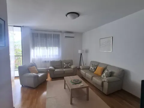 Izdavanje, dvosoban stan, 63m², Stari Aerodrom, Podgorica - image 1
