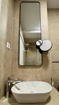 Moderno opremljeno kupatilo sa umivaonikom i velikim ogledalom. - image 16