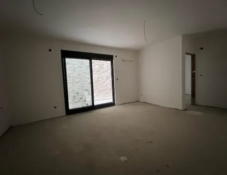 Nenameštena prostorija u sivoj fazi sa balkonskim vratima i otvorom za vrata. - image 25