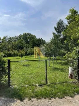 Ograđeno dvorište puno zelenila i stabala. - image 8
