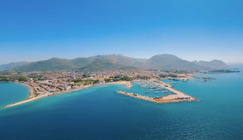 Pogled iz vazduha na obalu, grad i marinu. - image 19