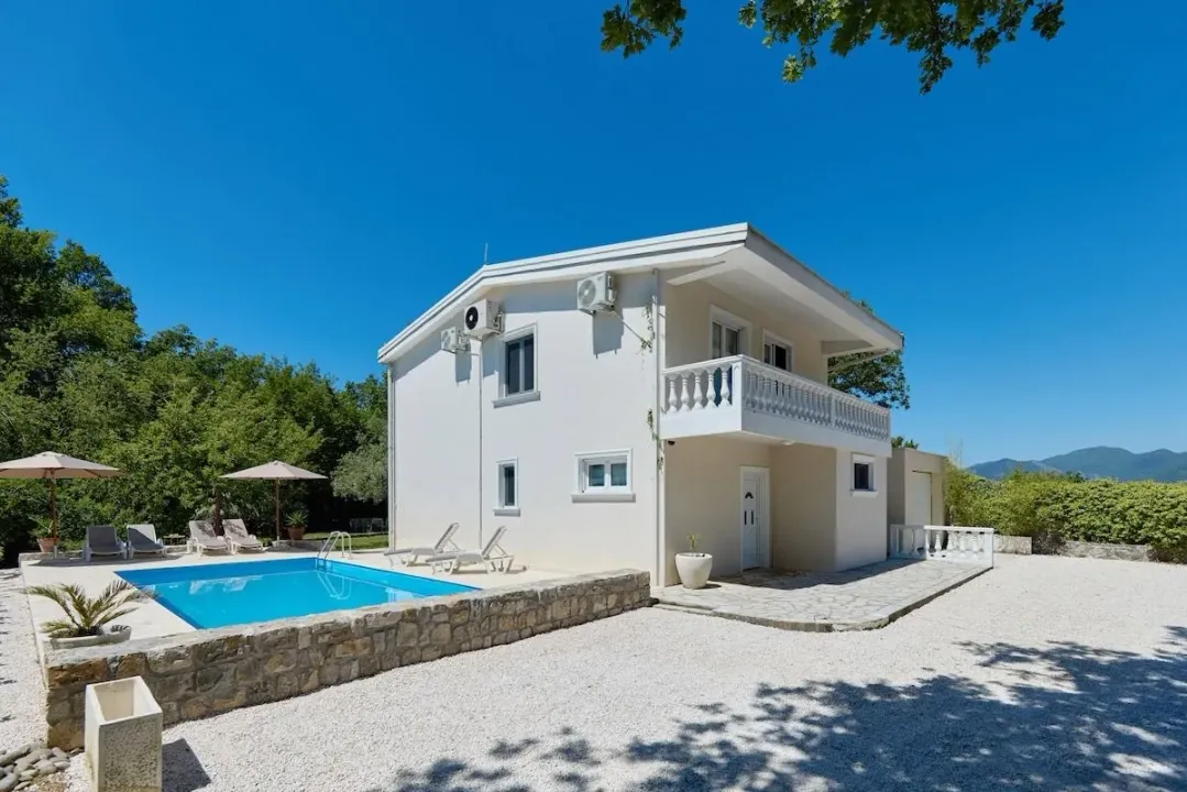 Izdavanje, kuća, 200m², Radanovići, Kotor