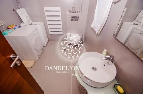 Moderne kupatilo opremljeno sanitarijama i veš mašinom. - image 11