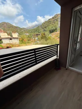 Pogled sa terase na okolno brdovito područje i pejzaž. - image 11
