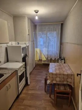 Manja kuhinja sa trpezarijskim stolom i izlazom na terasu. - image 3