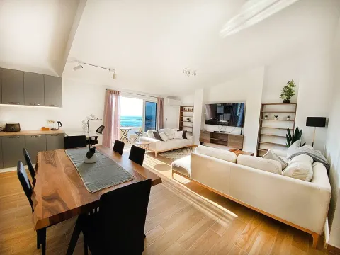 Izdavanje, trosoban stan, 136m2, Petrovac, Budva