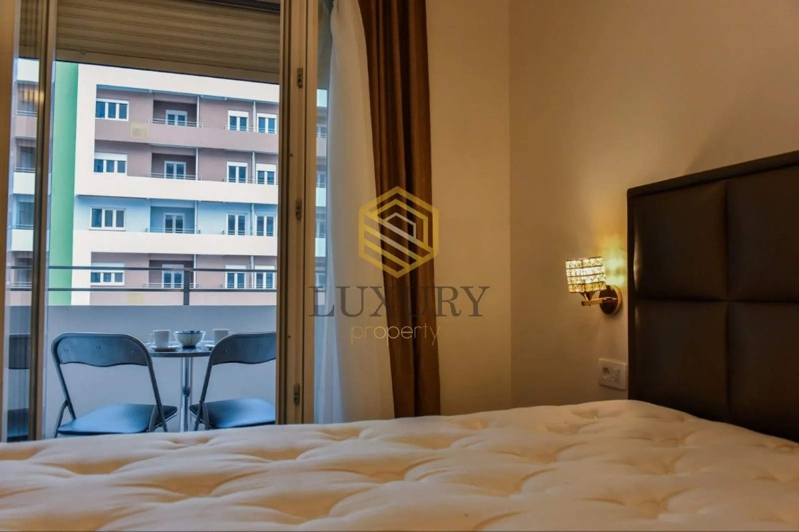Bedroom with a bed and access to the terrace.