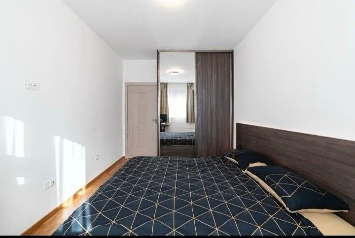 Spavaća soba sa bračnim krevetom i ugradnim plakarom.