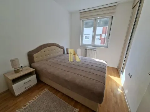 Nameštena spavaća soba sa bračnim krevetom, noćnim stočićem i prozorom. - image 5